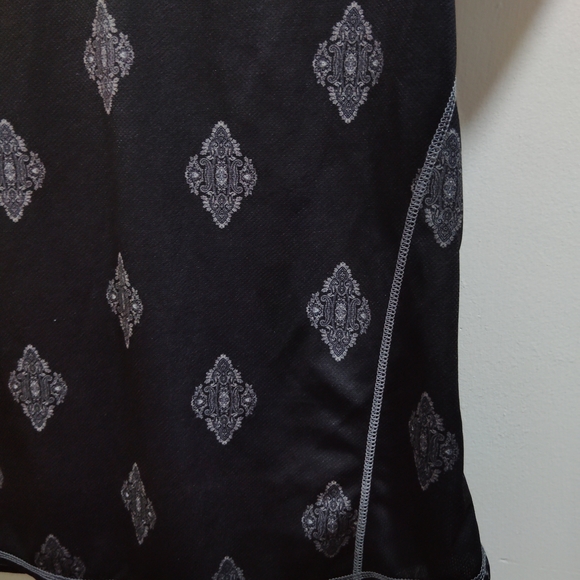 NWOT St. John's Bay Black and Gray Patterned Short Sleeve V-Neck Top. - Picture 2 of 6